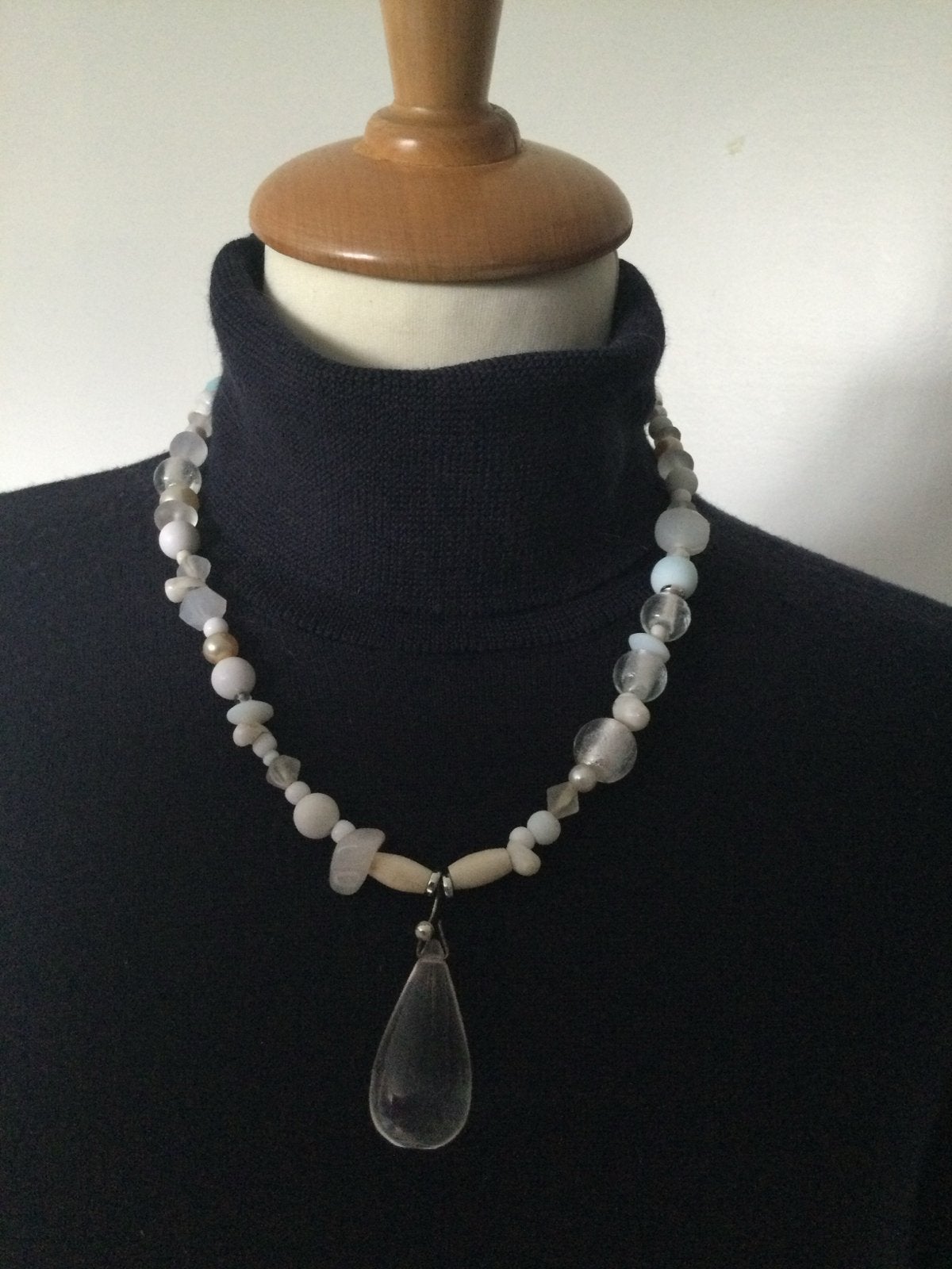 EM HISTORY BEADS ketting met glazen hanger en kralen, Wit, Nieuw, Ophalen of Verzenden, Overige materialen