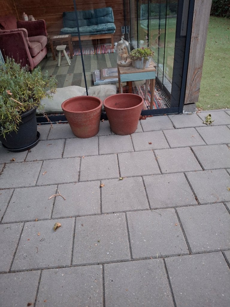 Twee terracotta bloempotten, Tuin en Terras, Ophalen, Gebruikt, Rond, Binnen
