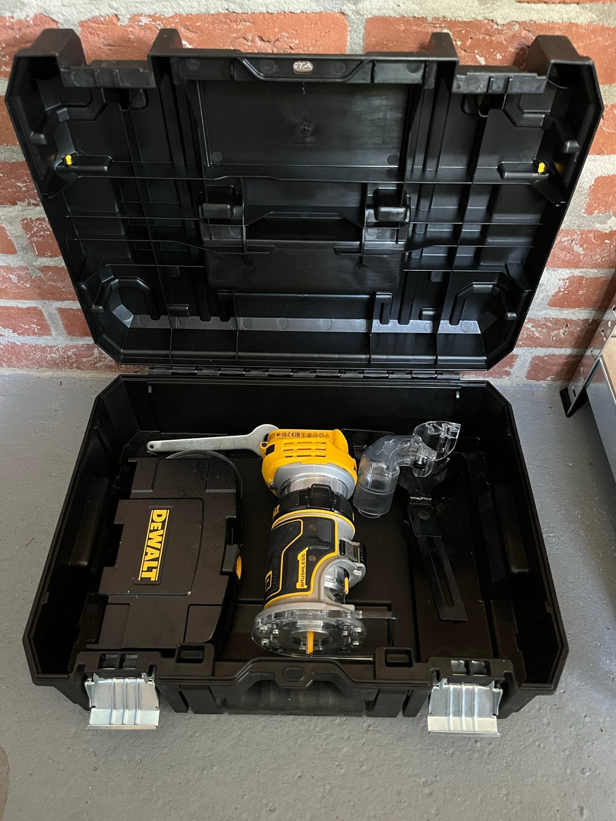 DeWalt DCW600 kantenfrees met 12-delige frezenset en koffer, Doe-het-zelf en Verbouw, Gereedschap | Freesmachines, Zo goed als nieuw