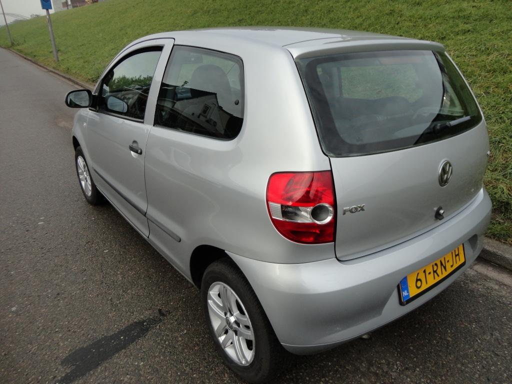 Volkswagen Fox 1.4 Trendline Nw Apk schuifdak. (bj 2005), Auto's, Voorwielaandrijving, Zwart, 4 cilinders, 4 stoelen