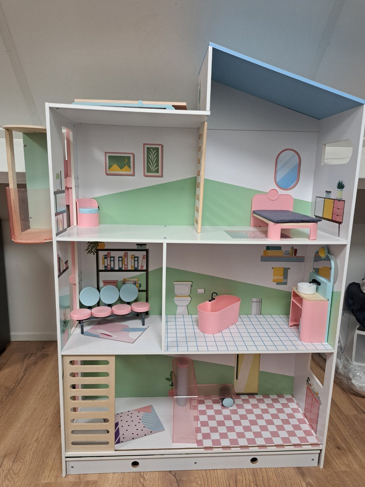 Groot Houten Poppenhuis met Meubels en Lift, Ophalen, Zo goed als nieuw, Jongen of Meisje
