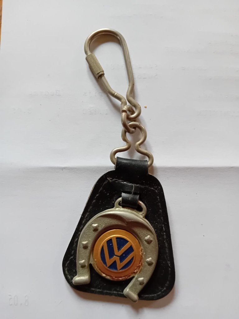 Oude Volkswagen sleutelhanger in hoefijzer op leer 6x5cm, Ophalen of Verzenden, Gebruikt, Merk