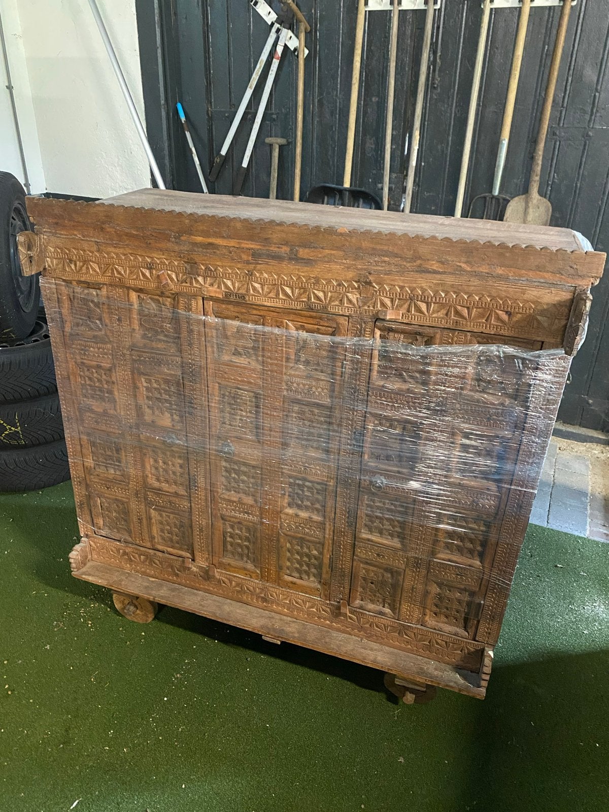 Antieke handgesneden houten kast, Ophalen