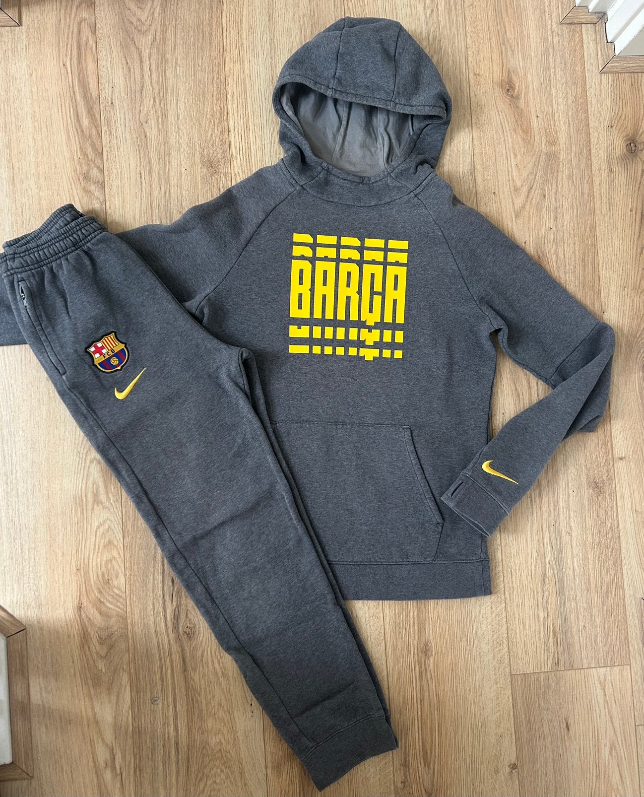 Als nieuw Nike Barcelona Barca joggingpak grijs XL 164 170, Ophalen of Verzenden, Zo goed als nieuw, Jongen, Sport- of Zwemkleding