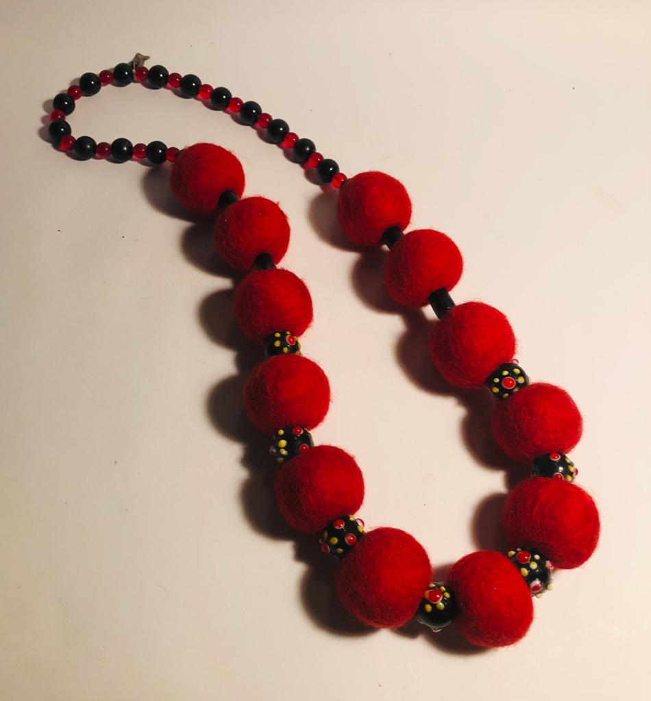 Ketting van rode vilten bollen, met glazen kralen ertussen, Verzenden, Nieuw, Rood, Overige materialen