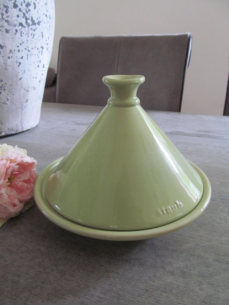 Staub Keramiek Tajine Olijfgroen Kleine Maat, Ophalen of Verzenden, Overige stijlen, Aardewerk, Schaal of Schalen