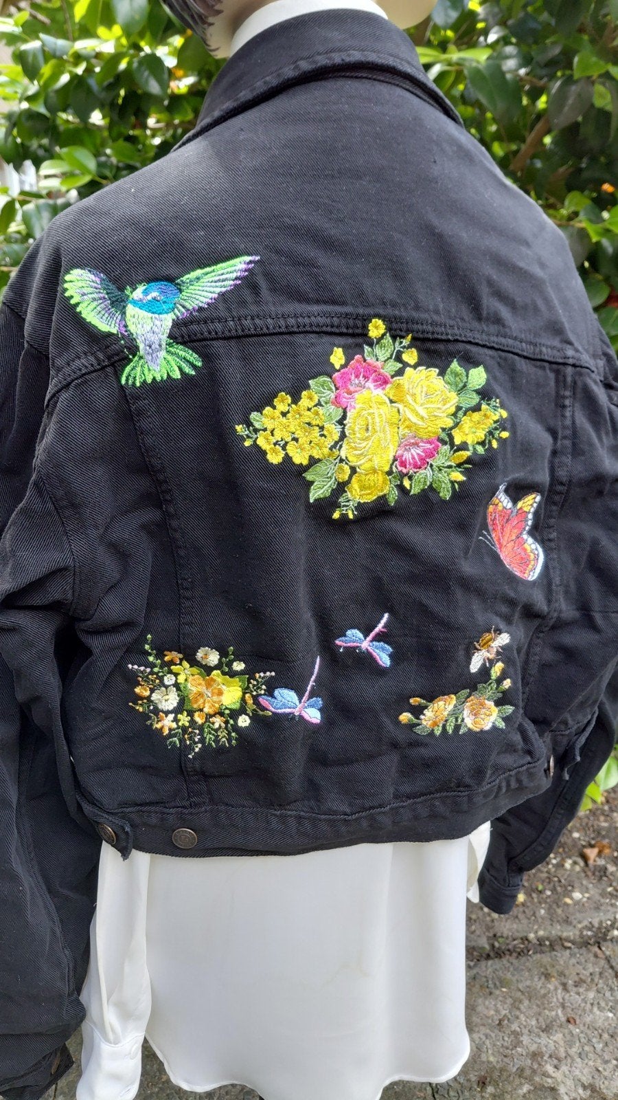 Lee Bas Jeans Zwarte Spijkerjas met Kleurrijk Borduurwerk, Maat 38/40 (M), Lee Bas Jeans, Zwart, Ophalen of Verzenden