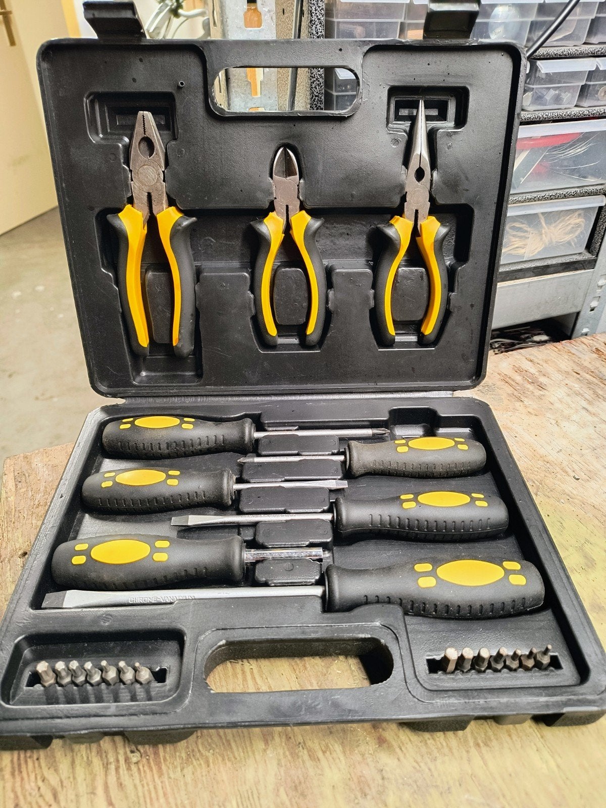 Gereedschapsset met tangen en schroevendraaiers in koffer, Doe-het-zelf en Verbouw, Gereedschap | Handgereedschap, Ophalen of Verzenden