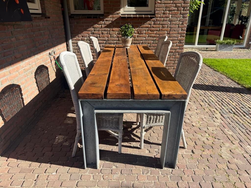 Robuuste eikenhouten eettafel met metalen onderstel, Ophalen, Zo goed als nieuw, Rechthoekig, Hout
