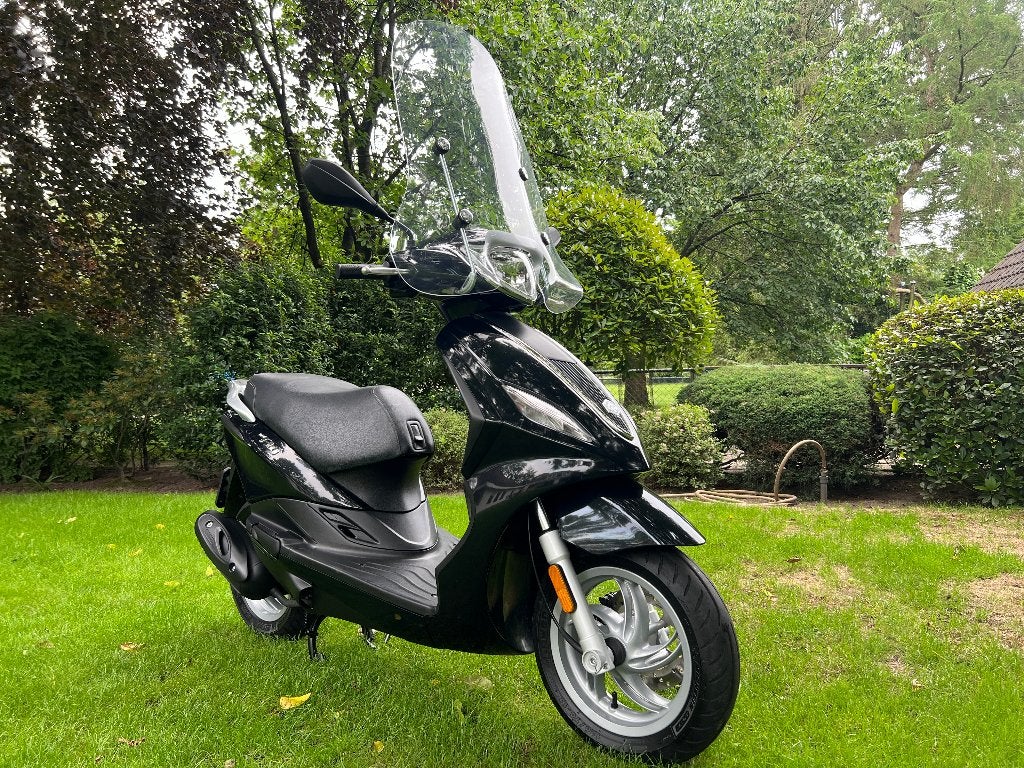 Nieuwstaat Piaggio New Fly snorscooter. 25km/h. 4 takt. ZGAN, Fietsen en Brommers, Scooters | Piaggio, Ophalen, 49 cc, Zo goed als nieuw