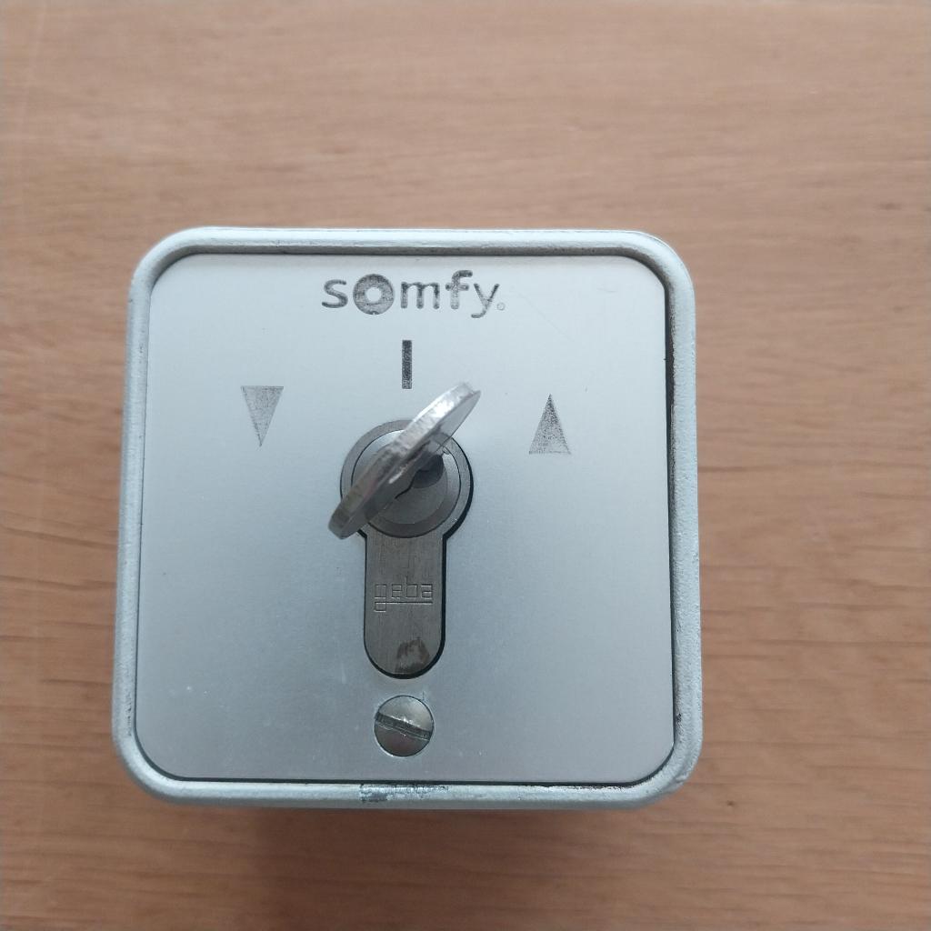 somfy 2 polige buitenschakelaar voor elektrisch zonnescherm, Tuin en Terras, Zonneschermen, Gebruikt, Overige typen, Elektrisch