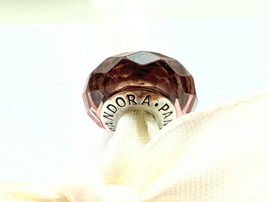 Zeldzame Pandora bedel aubergine facet geslepen glas, Sieraden, Tassen en Uiterlijk, Bedels, Glas of Kristal, Pandora, Ophalen of Verzenden