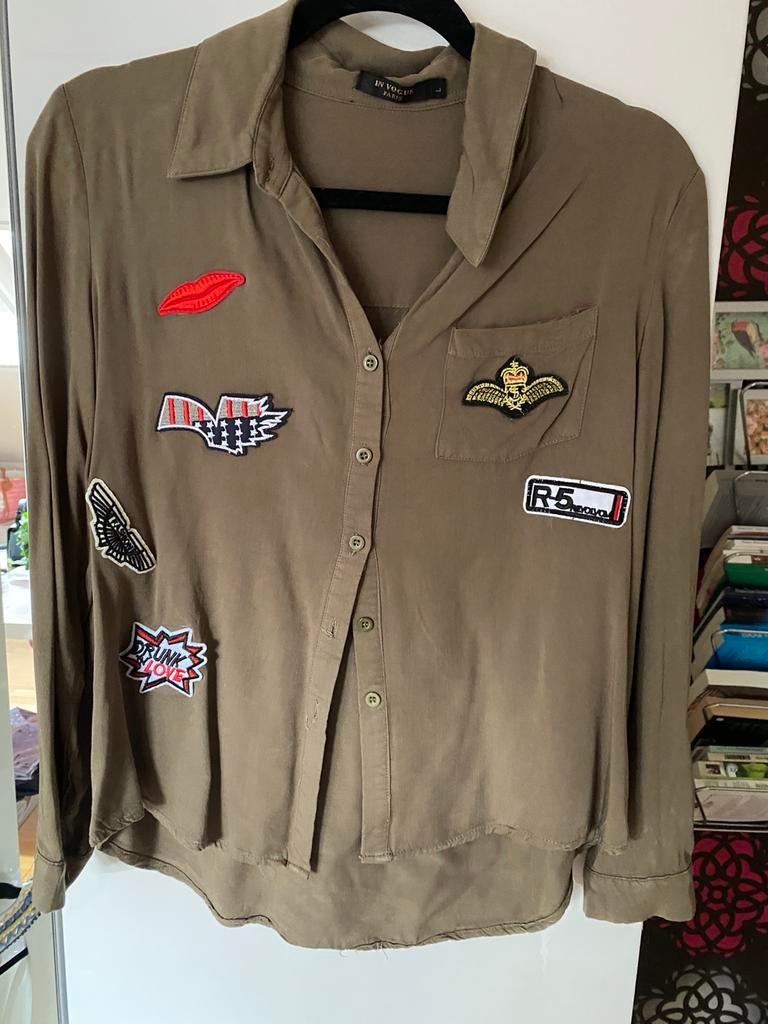 Leger groene blouse maat L 40 met patches groen als nieuw, Ophalen of Verzenden, Zo goed als nieuw, Maat 38/40 (M), Groen