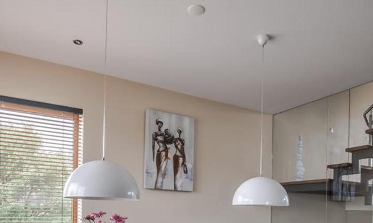 2 witte stalen hang lampen halve bollen, Ophalen, Gebruikt, Modern, Metaal