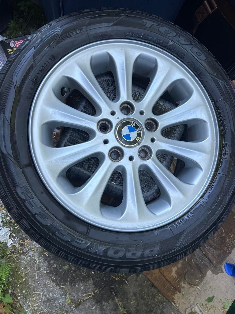 Set van 4 BMW velgen met 2 Toyo Proxes CF2 banden, Gebruikt, 16 inch, Banden en Velgen, Personenwagen
