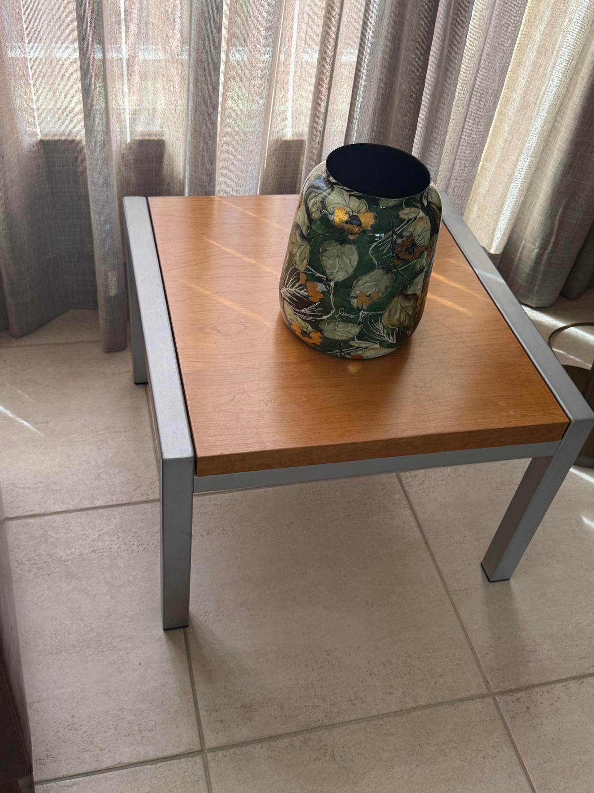 Bijzettafels (2) mahonie met aluminium poten (60x60), Huis en Inrichting, Tafels | Eettafels, Ophalen, Vierkant, Tot twee personen