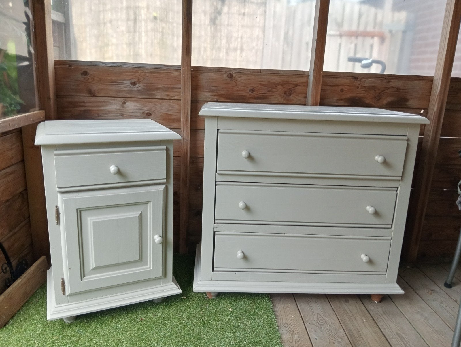 Commode en nacht kastje gratis af te halen., Huis en Inrichting, Slaapkamer | Nachtkastjes, Ophalen, Zo goed als nieuw, Minder dan 45 cm