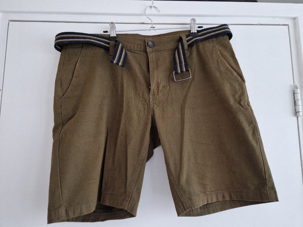 Olijfgroene chino Short met bijpassende riem Maat 50, Maat 48/50 (M), Nieuw, Ophalen of Verzenden, Livergy