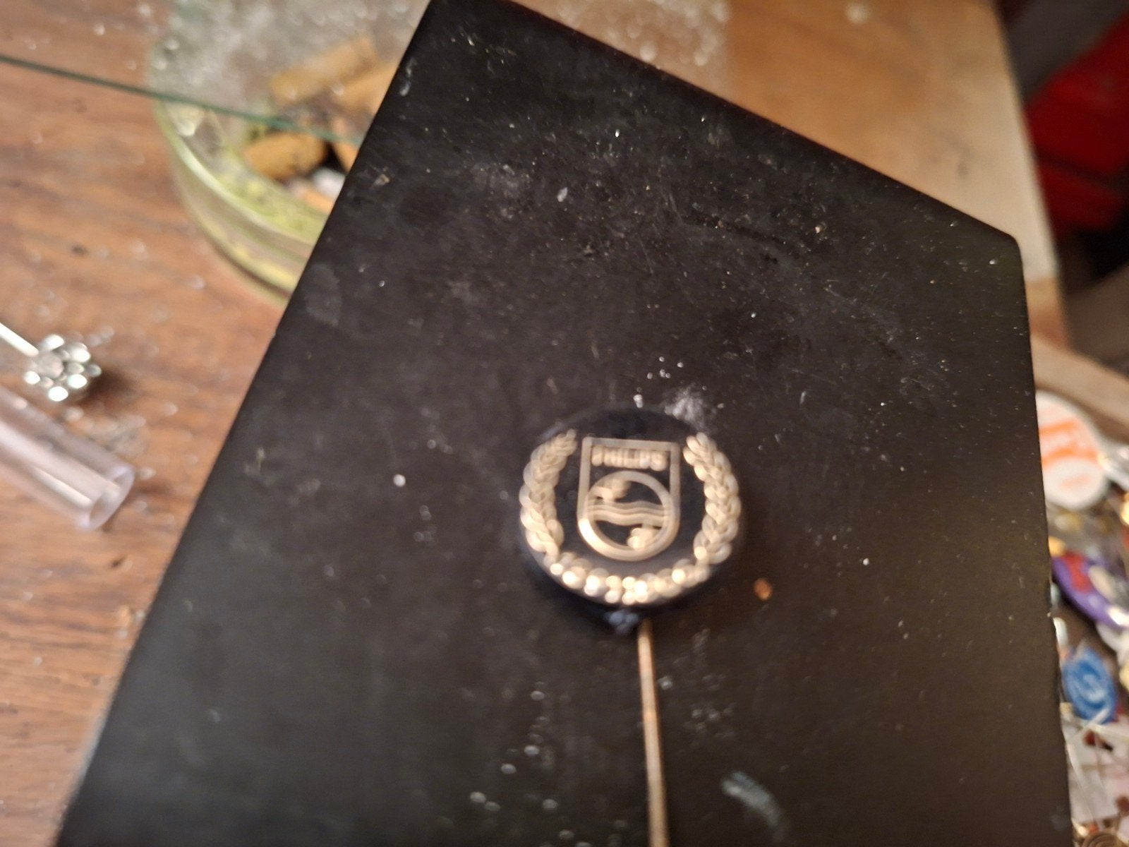 Vintage Philips Speldje - Zwart met Goudkleurig Logo, Ophalen, Gebruikt, Merk, Speldje of Pin