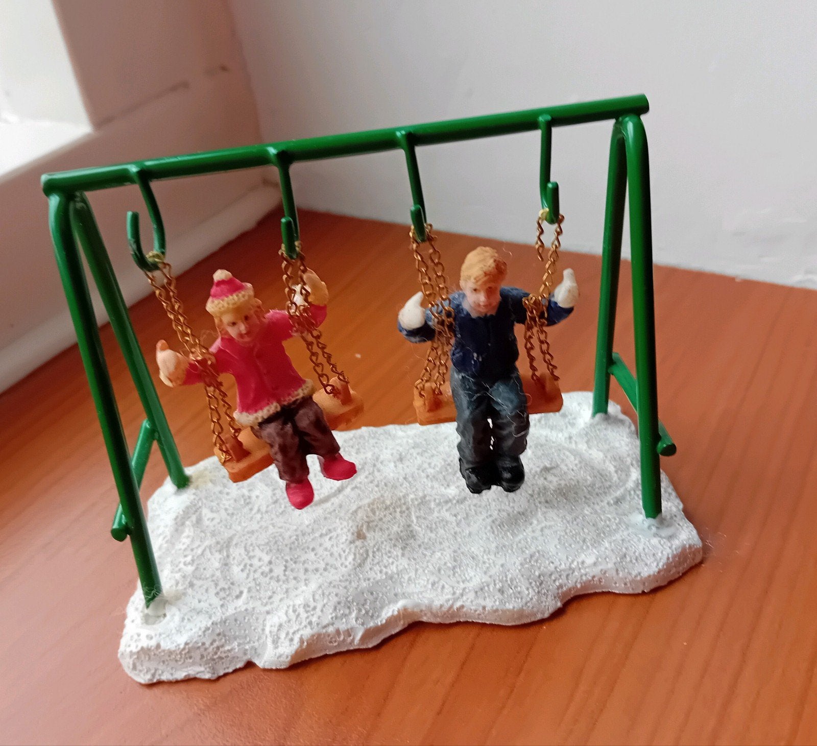 Kerstfiguur kinderen op schommel voor Kerstdorp, Ophalen of Verzenden
