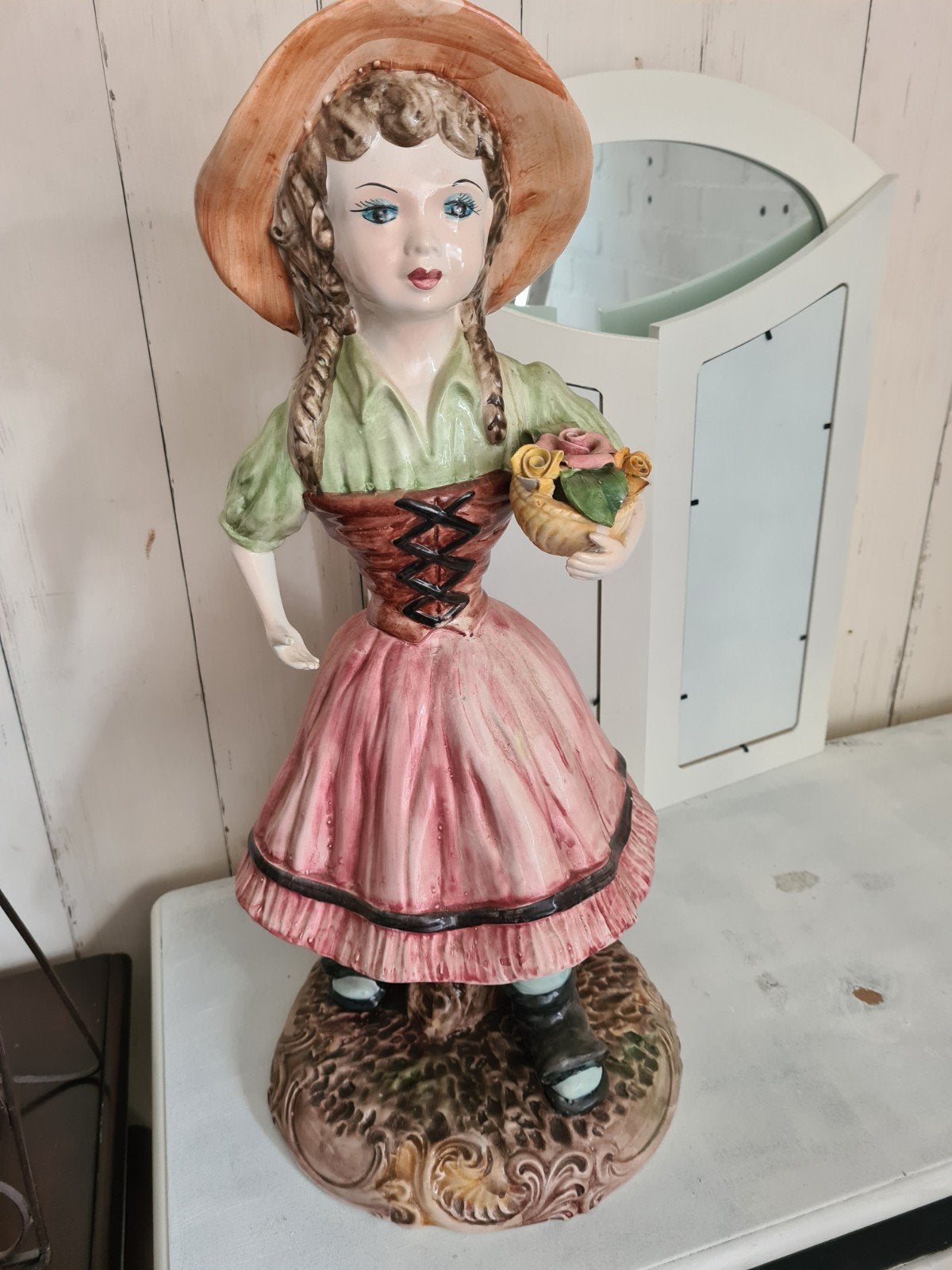 Vintage Keramische Meisjesbeeld met Bloemenmandje, Ophalen