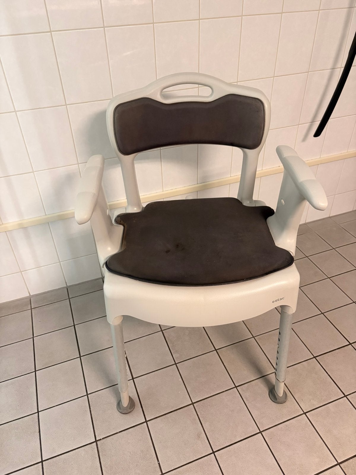 Etac Swift douchestoel en toiletstoel in 1, Ophalen, Zo goed als nieuw