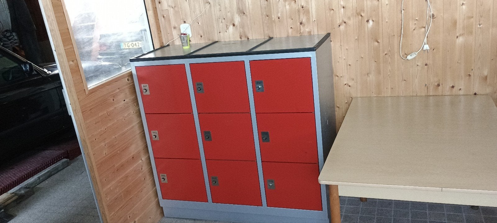 Kast met 9 kluisjes, Ophalen