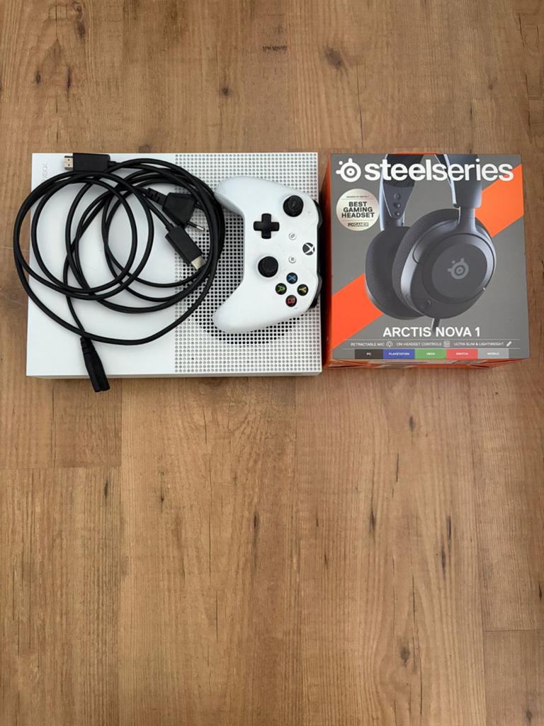 Xbox One S en Steelseries Arctis Nova 1 Heads, Ophalen of Verzenden, Zo goed als nieuw, Xbox One, Controller