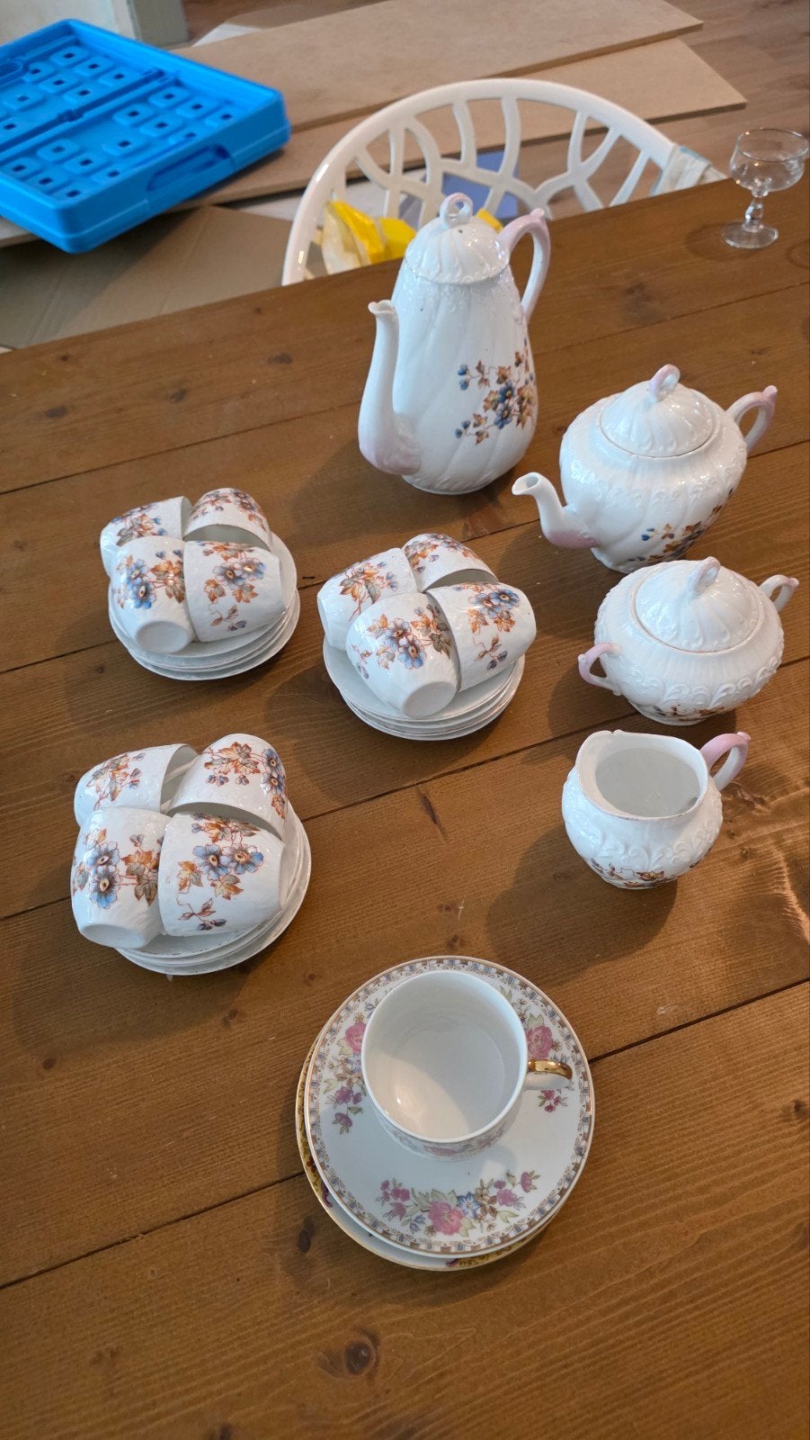 Antiek theeservies met bloemmotief, Ophalen