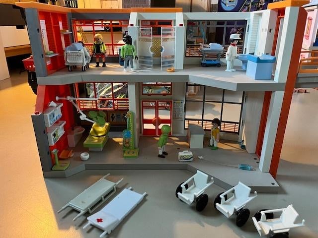 Ziekenhuis, safarihuis, school, circus, zwembad, beautysalon, Ophalen, Zo goed als nieuw, Complete set