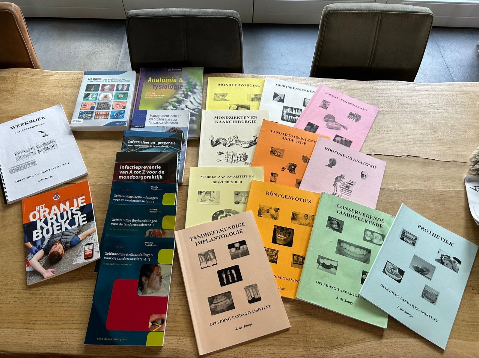 Studieboeken MBO 4 Tandartsassistente (3 leerjaren), Ophalen of Verzenden, Beta, Zo goed als nieuw, MBO