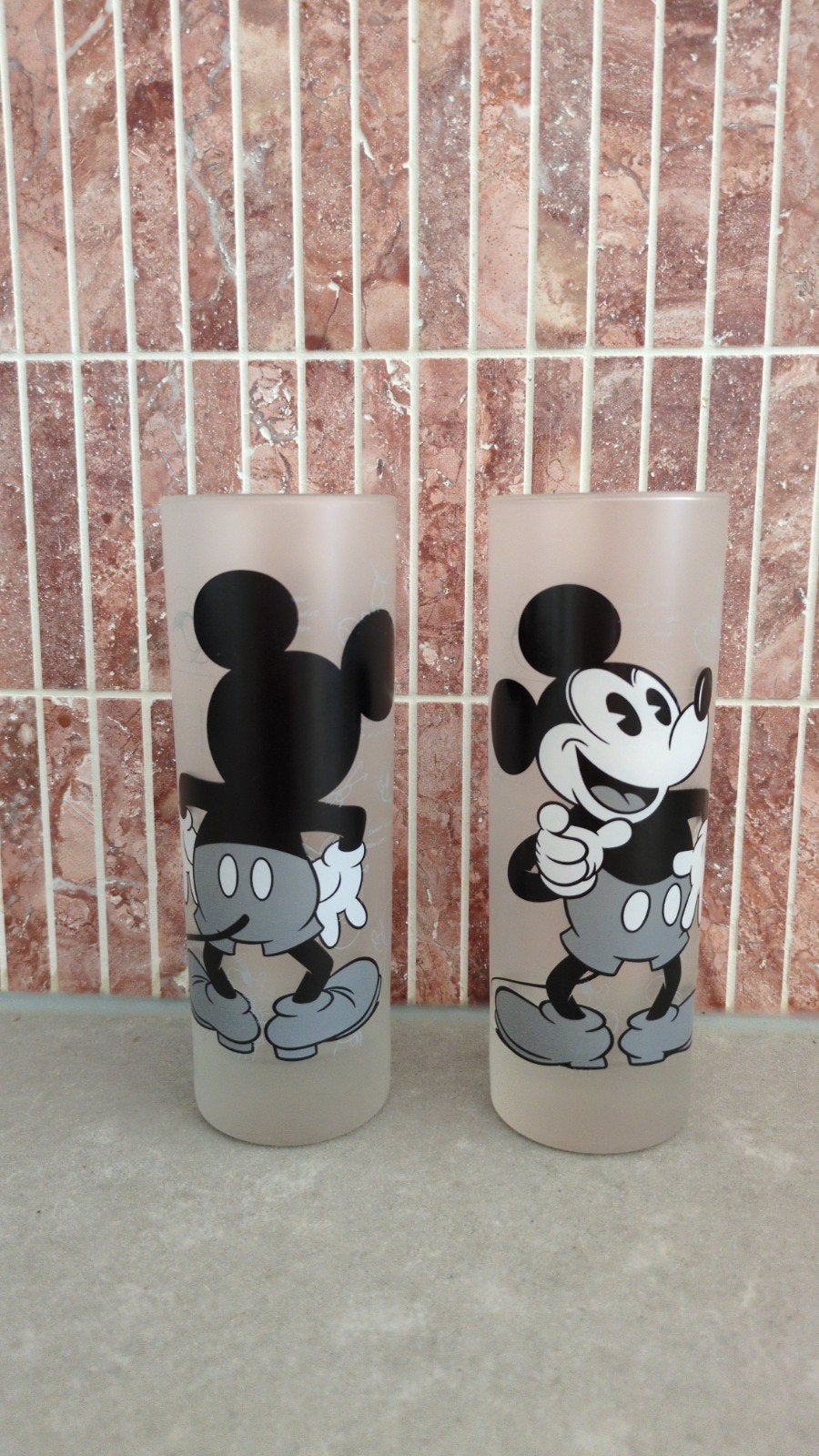 Set van 2 Disney Mickey Mouse glazen - Disneyland Parijs, Ophalen of Verzenden, Mickey Mouse, Zo goed als nieuw, Servies