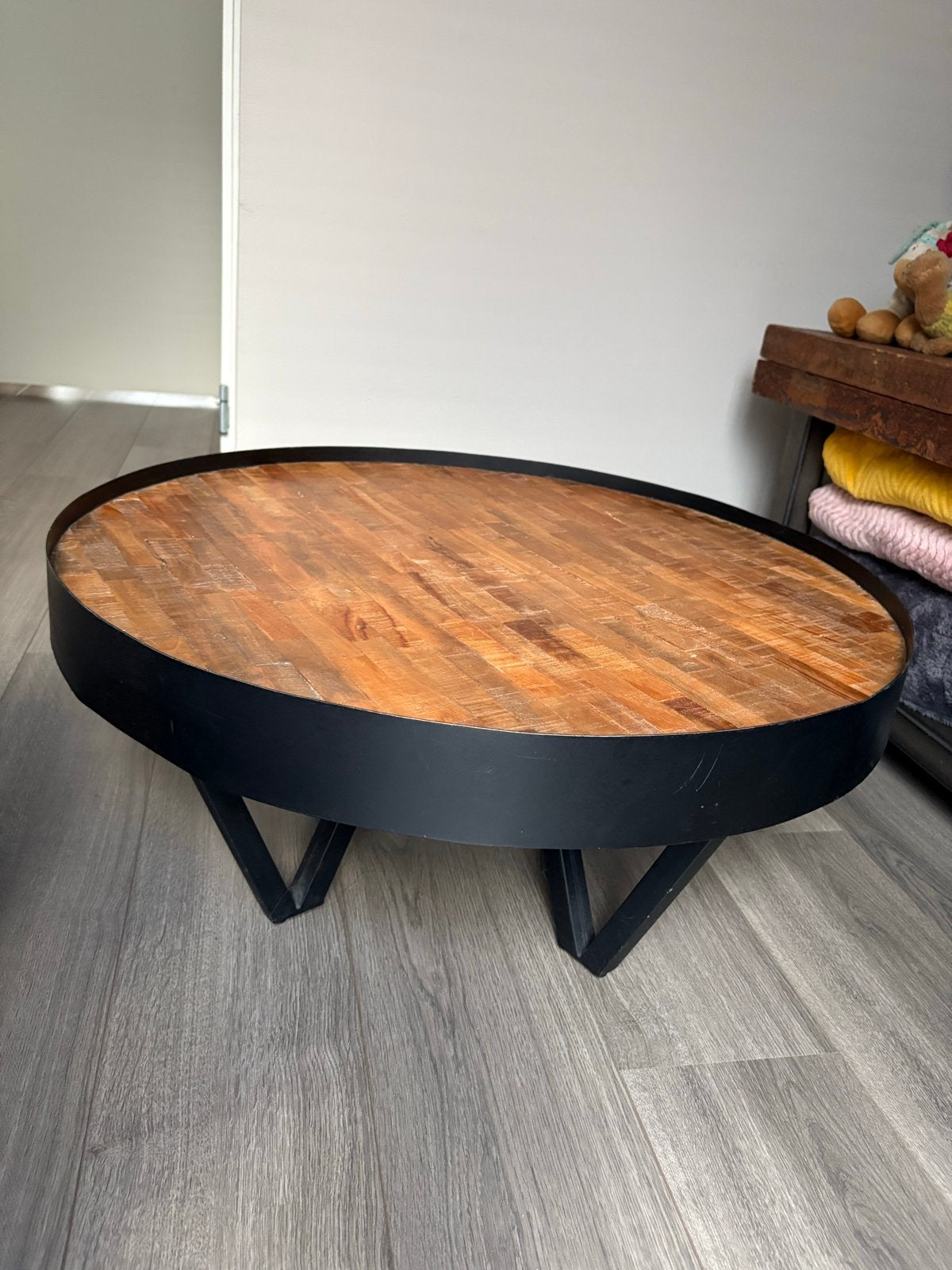 Ronde salontafel met houten blad en metalen onderstel, Huis en Inrichting, Ophalen, Gebruikt, Rond, 50 tot 100 cm
