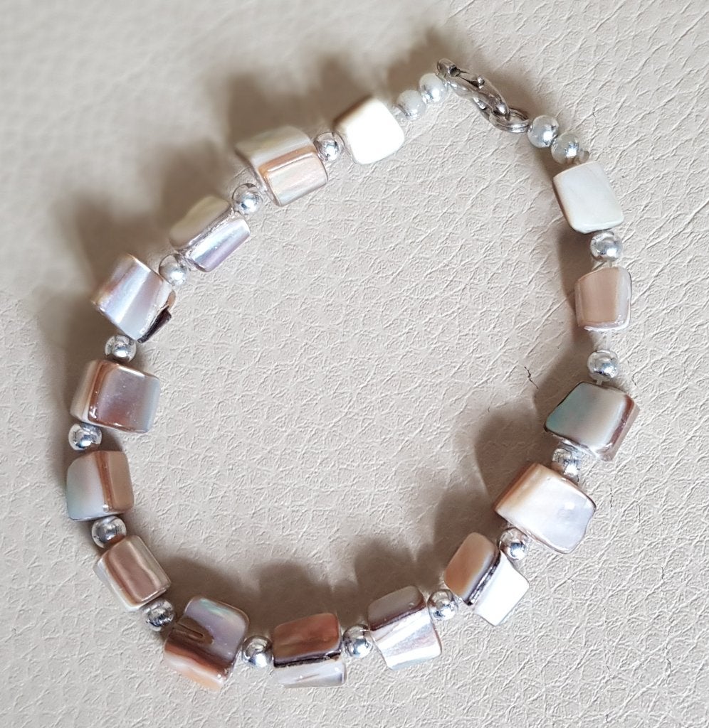 Beige paarlemoer kleur armband (Nieuw), Sieraden, Tassen en Uiterlijk, Armbanden, Verzenden, Nieuw, Beige, Kunststof of Plastic
