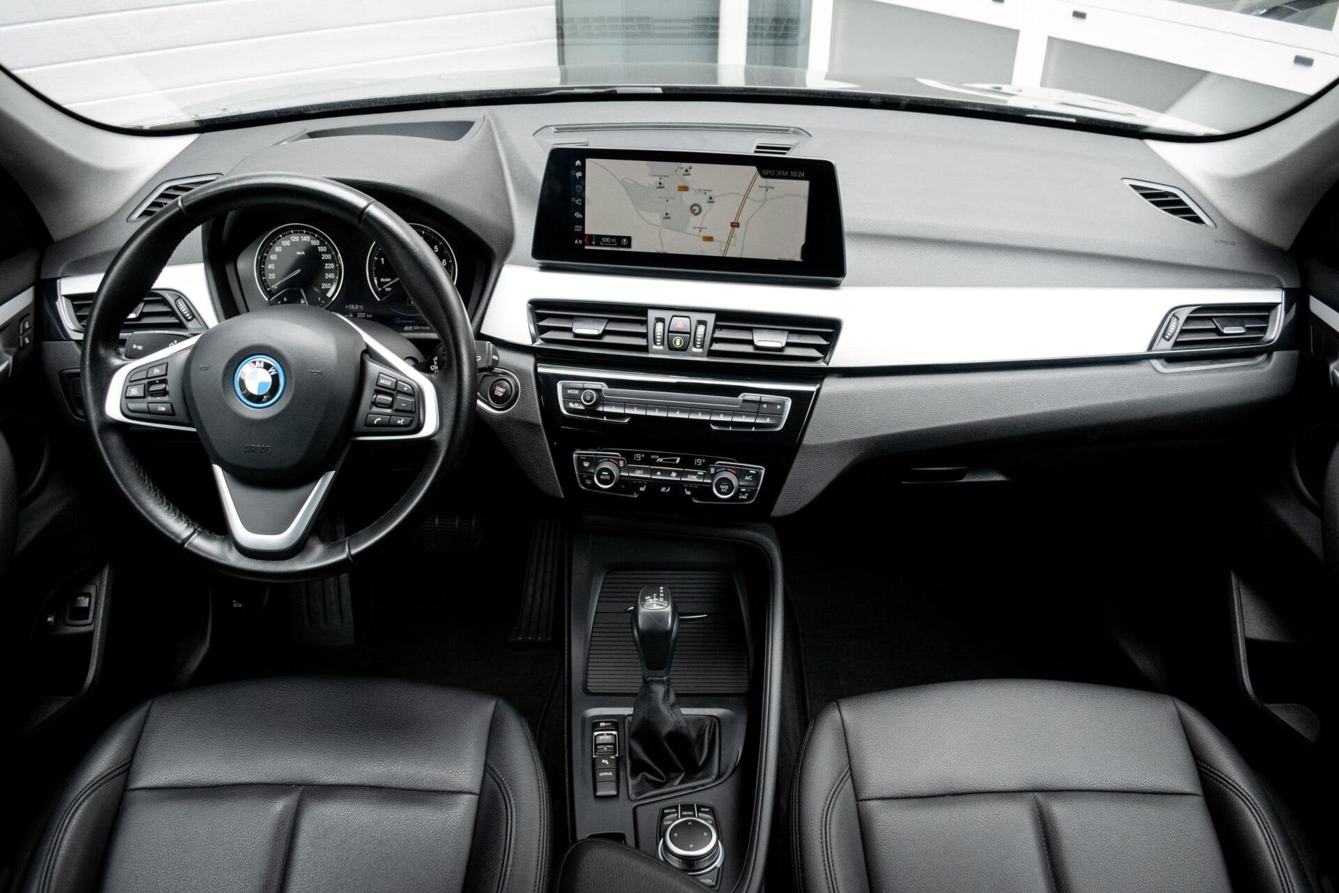 BMW X1 xDrive25e High Executive|1e EIGENAAR|ELEK.KLEP|LEDER|, Auto's, Gebruikt, 750 kg, Met garantie (alle), Zwart