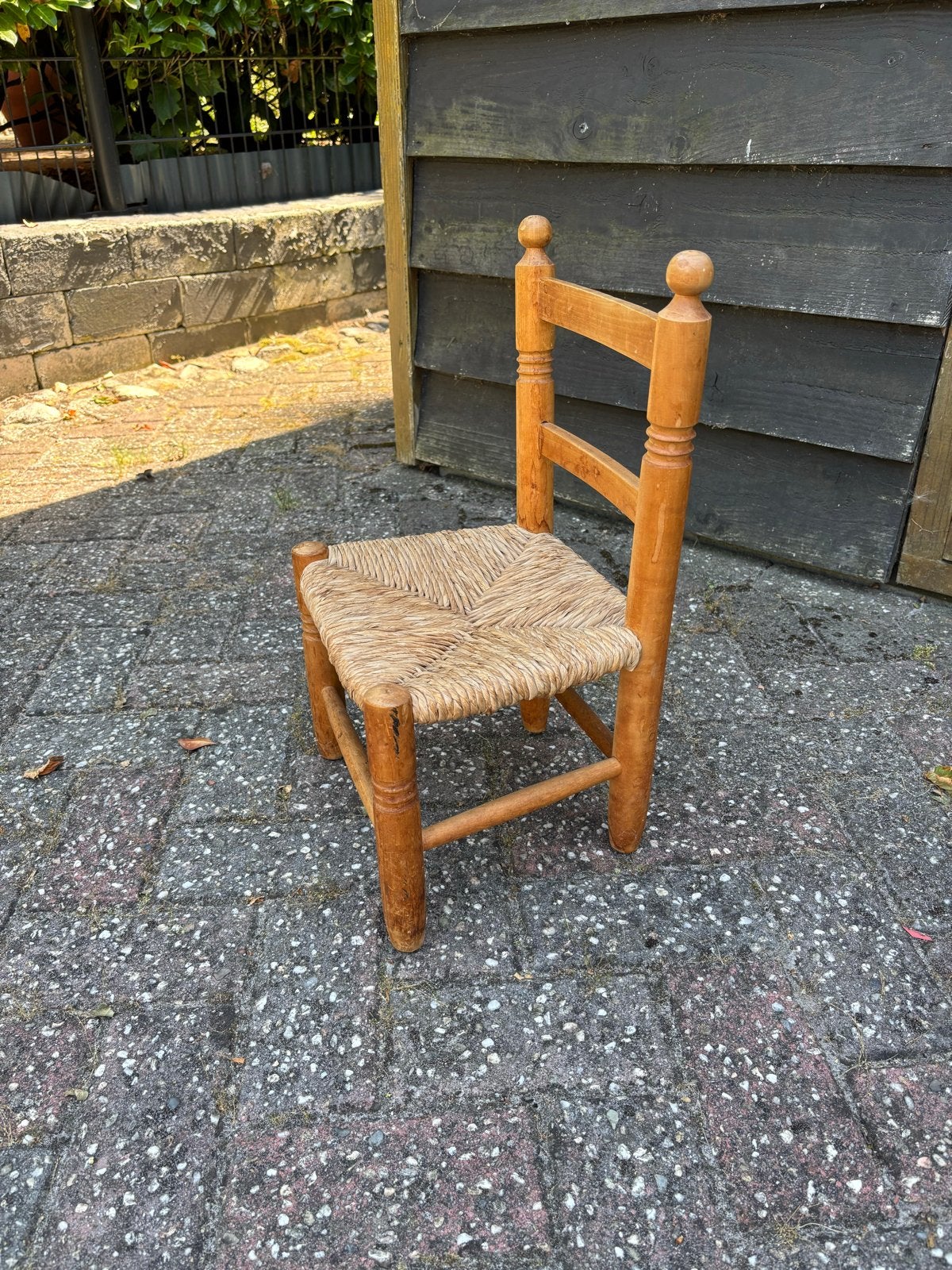 Klein houten stoeltje met rieten zitting, Huis en Inrichting, Stoelen, Ophalen, Gebruikt, Bruin, Eén
