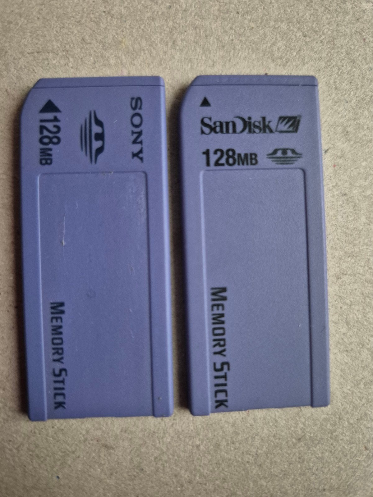 Sony en SanDisk Memory Sticks 128MB, Audio, Tv en Foto, Gebruikt, Memory stick, Ophalen of Verzenden, Sony, SanDisk