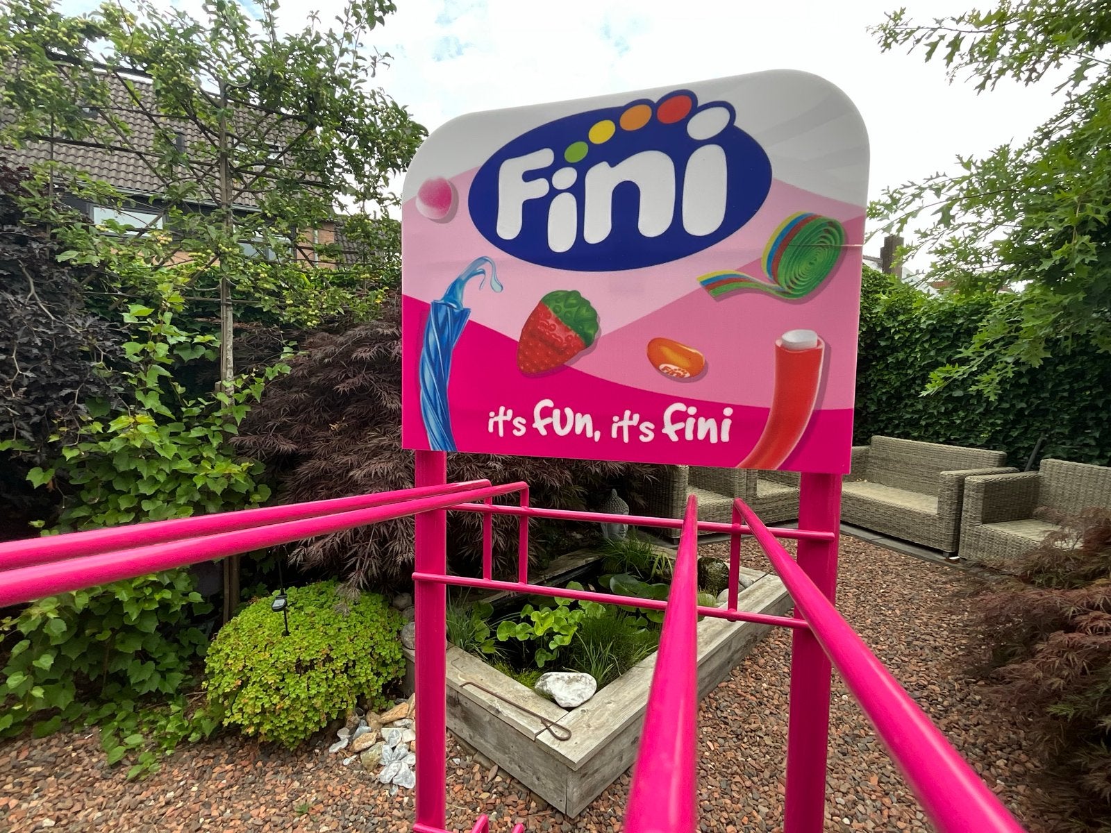 Fini presentatierek met reclamebord, Ophalen
