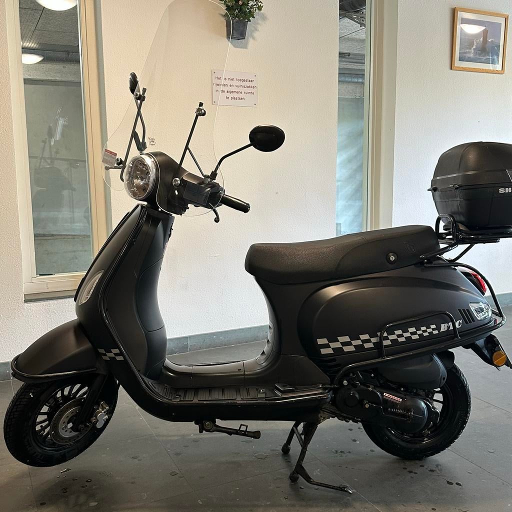 Stijlvolle Mat Zwarte Scooter met Windscherm en Topkoffer, Zo goed als nieuw, Benzine, Ophalen, Overige merken