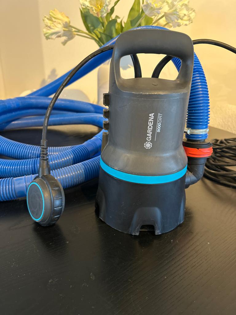 Gardena Dompelpomp 9000 Dirt met 6m slang, Ophalen, Zo goed als nieuw, Elektrisch, Dompelpomp