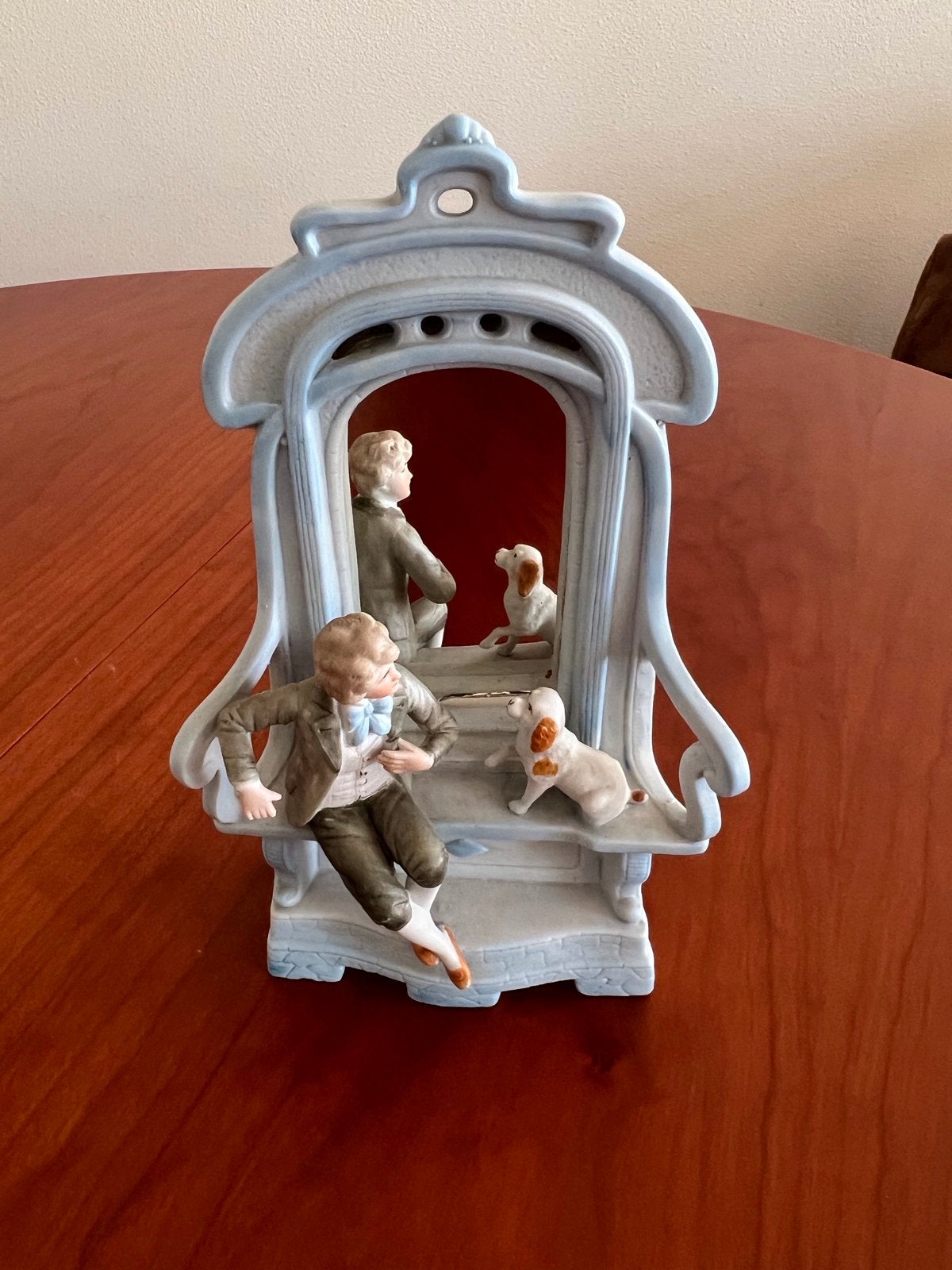 Vintage Porseleinen Beeldje Jongen met Hondjes Spiegel, Antiek en Kunst, Ophalen