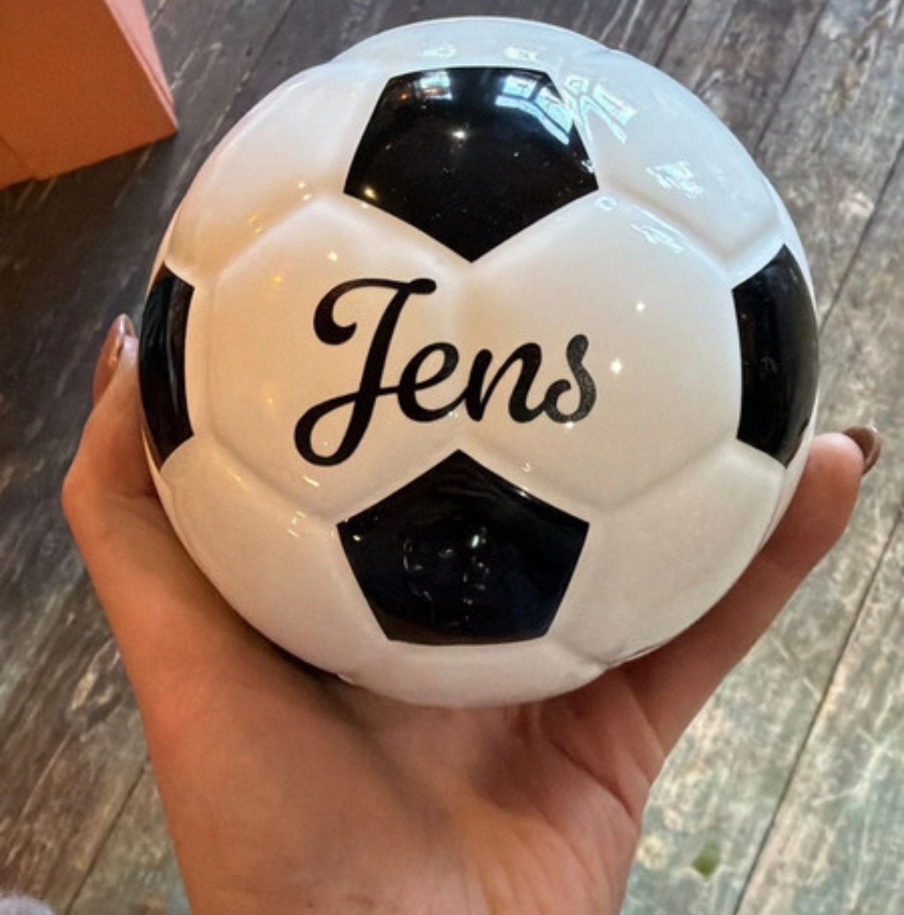 Voetbal Spaarpot met Naam - Gepersonaliseerd Cadeau, Ophalen of Verzenden, Nieuw, Steen, Aardewerk of Keramiek, Overige thema's