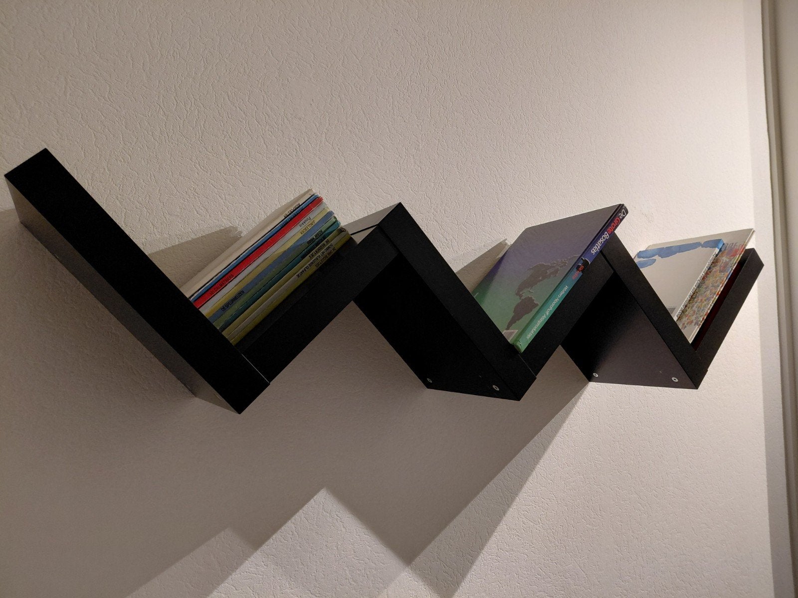 Zwart zwevend zigzag wandrek voor boeken of decoratie, Ophalen, Gebruikt