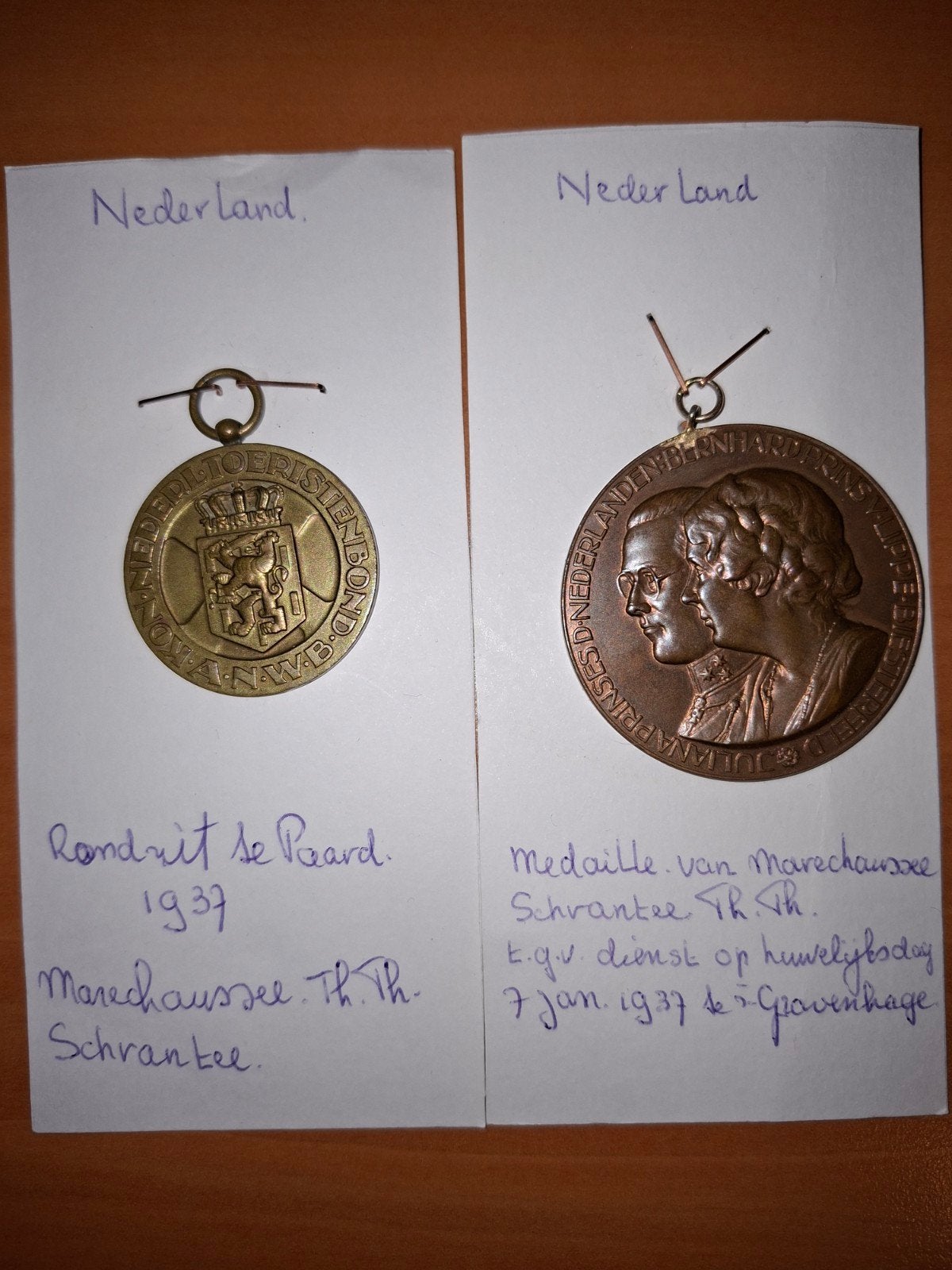 2 medailles  van een marechaussee, Ophalen of Verzenden, Marechaussee, Nederland, Embleem of Badge