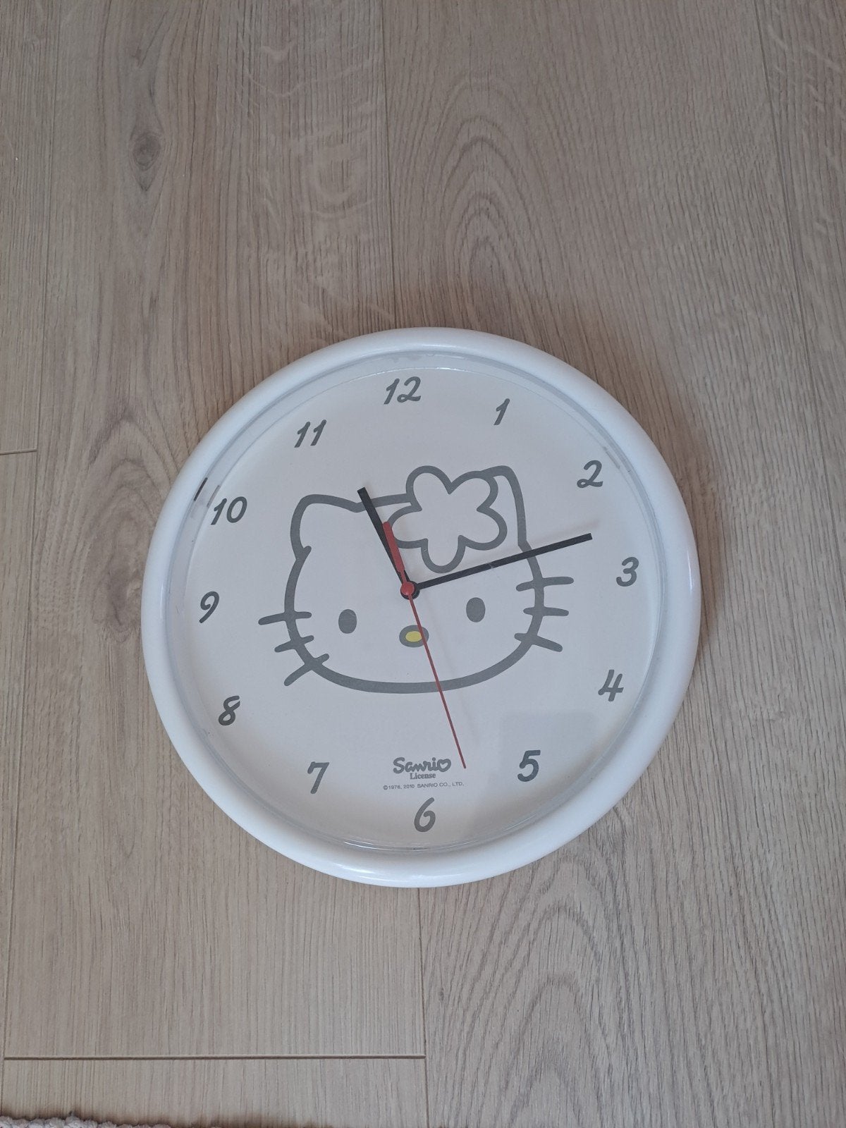 Hello Kitty wandklok, Huis en Inrichting, Wit, Analoog, Werkt op batterijen, Ophalen of Verzenden