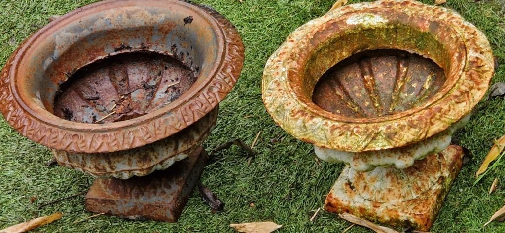 2 Prachtige doorleefde gietijzeren siervazen (brocante), Ophalen of Verzenden, Gebruikt