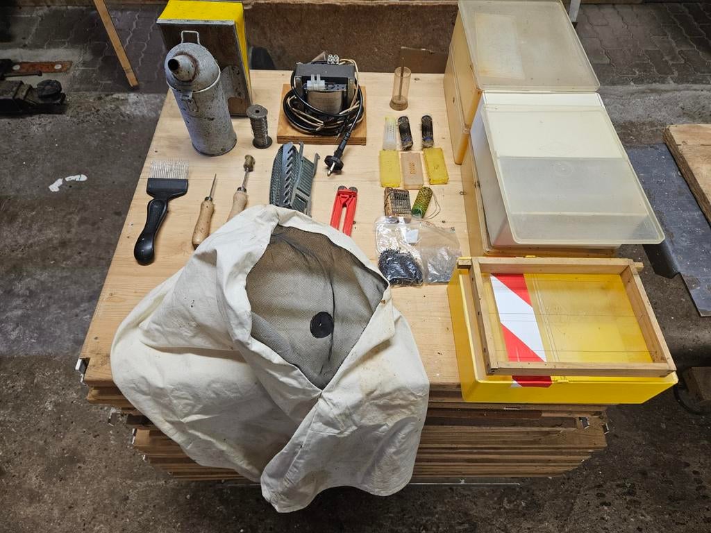 Bijengereedschap, bijenbenodigdheden imkerkap, Ophalen