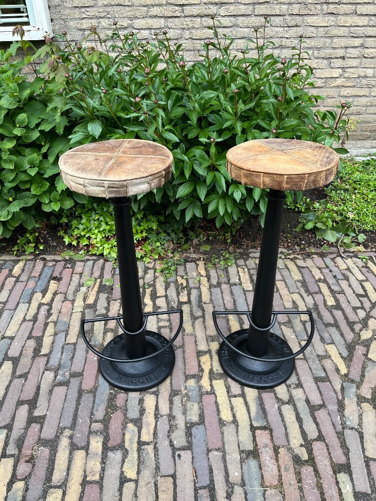 2 Industriele Necchi barkrukken metaal zitting Leer Nubuck, Ophalen, Met voetsteun, 60 tot 90 cm, Zo goed als nieuw