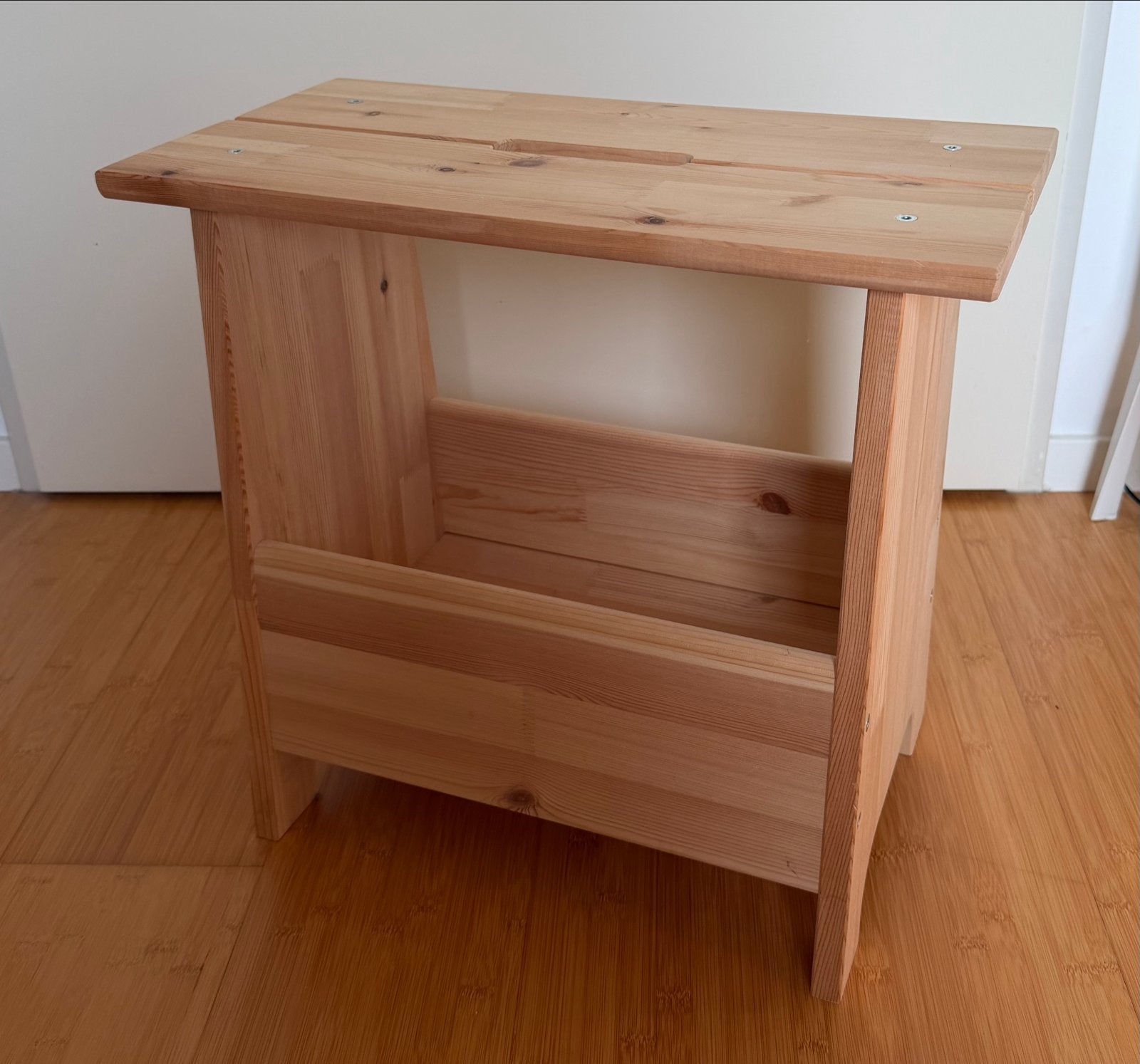 Ikea Perjohan grenen krukje met opbergruimte, Huis en Inrichting, Krukjes, Ophalen, Zo goed als nieuw, Hout