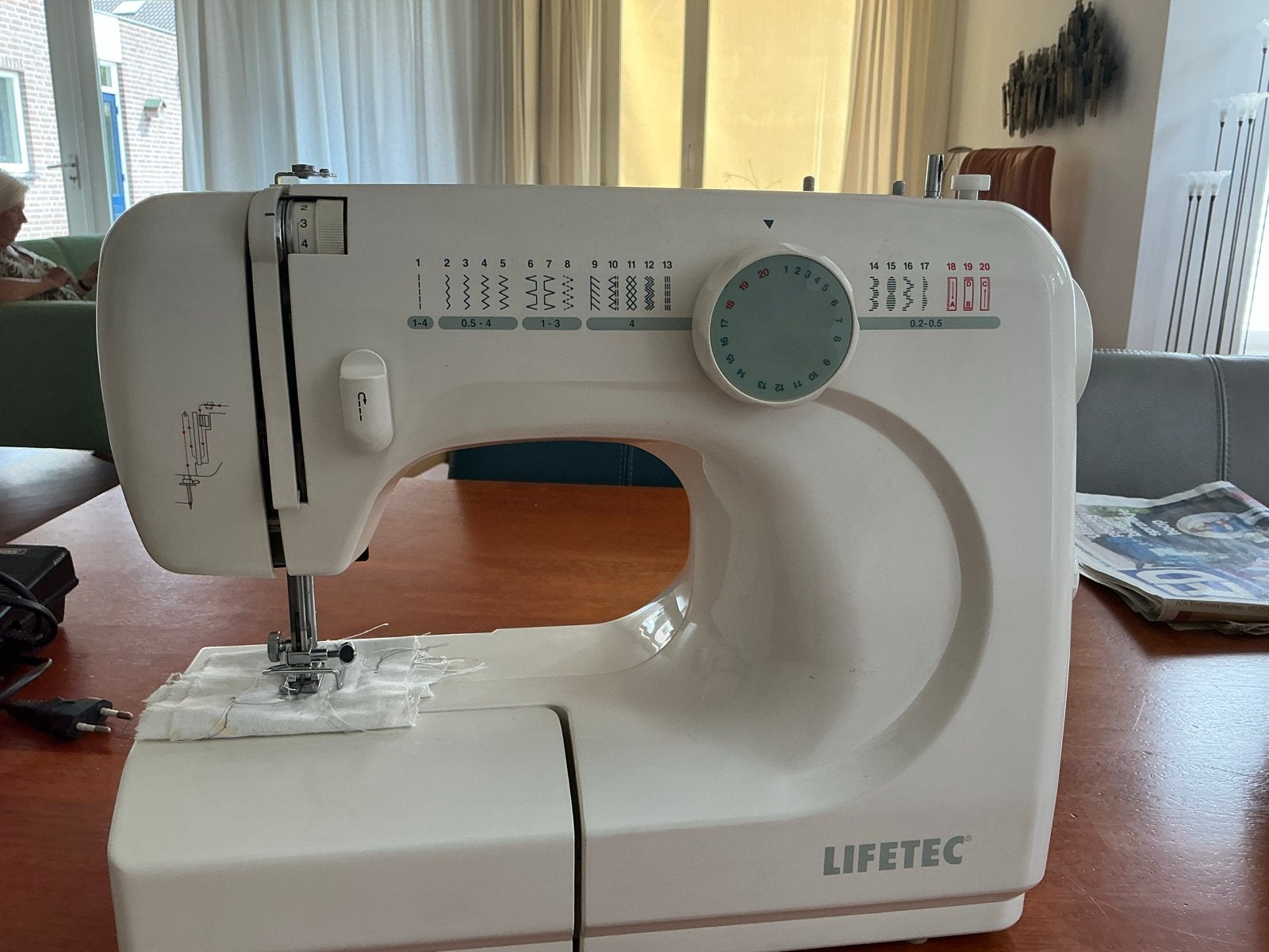Lifetec LT8709 Naaimachine met handleiding en hoes, Ophalen, Gebruikt, Naaimachine, Overige merken